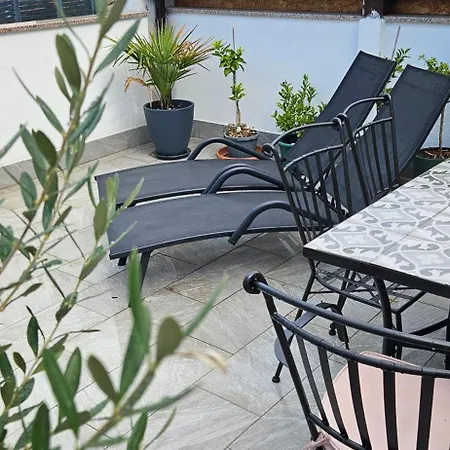 House Milan * Pinezići
