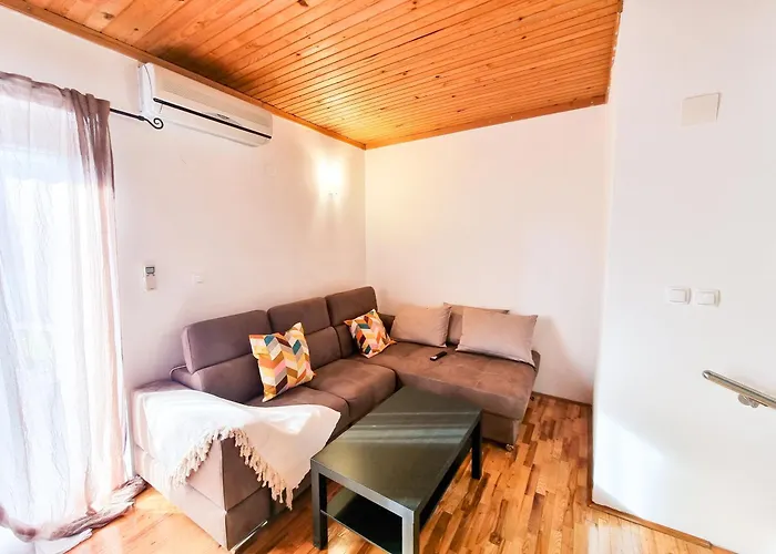 House Milan * Pinezići