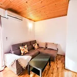 House Milan * Pinezići