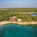 בית נופש House Milan Pinezići