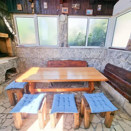 House Milan * Pinezići