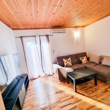 House Milan Pinezići