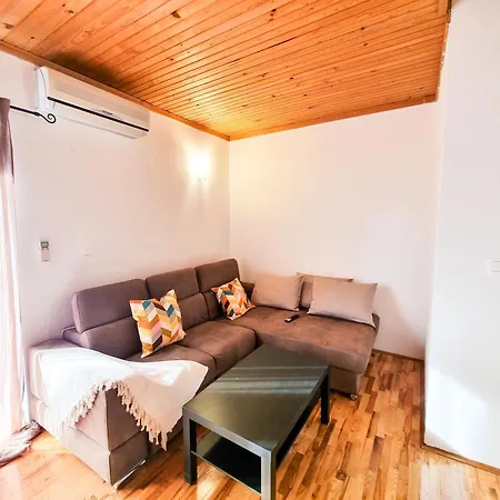 House Milan * Pinezići