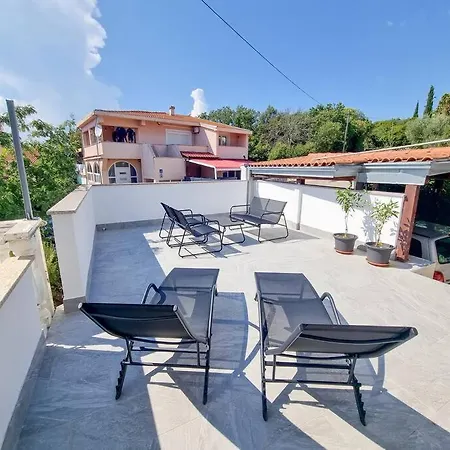 House Milan * Pinezići
